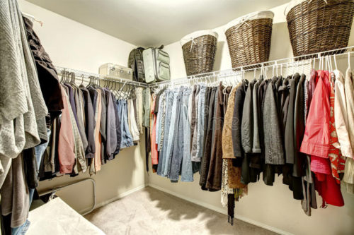 walk-closet-clothes-hangers-wicker-baskets-44650644